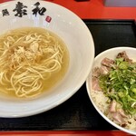 Mendokoro Suwa - 今回の朝ラーのスープは鮭ベースとのこと。なので乗っているのも「鮭節」。この辺り、私ももっと勉強しないといけないと思った。