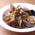 “スパゲッティーニ”  3種の貝とキノコの旨みドライトマトのアクセント