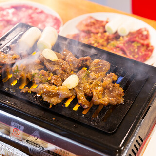 The first floor is equipped with an old-fashioned tabletop roaster, ``The Yakiniku (Grilled meat)!'' style.