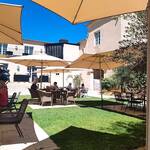 RESTAURANT LA TERRASSE DE LAFAURIE - 中庭でのランチタイム