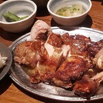 焼とりの八兵衛 - 骨付鶏のもも焼き　一口ご飯が付いてくる