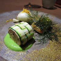 FARM TO TABLE KANBE - Poisson 須磨サーモンのグリルとルーレー キャビア・ド・オリーブ 帆立貝のベニエ  からすみ ミモレットチーズ ヴァリエ ズッキーニのクーリー（ソース）