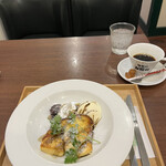 昔ながらの喫茶店 友路有 - ほうじ茶フレンチトースト８８０円。甘み強めでふわふわトロトロのタイプです。本来４枚ですが、お腹具合を考慮して半分でお願いしました。一口で後悔しました（笑）