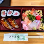 Taikou Zushi - 令和4年12月 ランチタイム
                        寿司定食B 860円
                        ちらし寿司、鉄火巻3切れ、うなぎにぎり2貫、にゅうめん