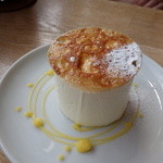 レアチーズケーキ！上のパリパリカラメルを砕いて、ケーキと混ぜながら食べると絶品～