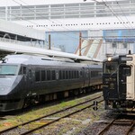 特急 指宿のたまて箱 - 鹿児島中央駅(右の気動車が『いぶたま』左の電車は『にちりん』？)