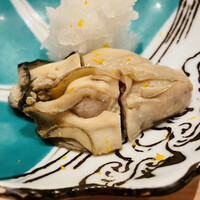 鮨 なかむら - 牡蠣、ゆずの粉を散らして。死ぬほど美味しかったです