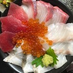 Shukou Tonkamon - 築地市場より仕入れた鮮魚盛りの贅沢な海鮮丼