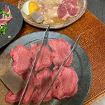 焼肉うえば - 塩牛タン、ホルモン盛り合わせ、牛ツラミと青ネギ