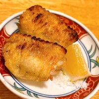 焼鳥と水炊き 櫛田 - 骨抜きの手羽。外側はカリッと内側はシットリ。これはウンマイ（＾Ｏ＾）