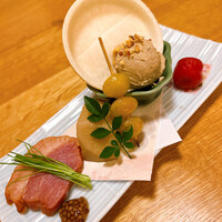 焼鳥と水炊き 櫛田 - お通しの五店盛り。左端の鴨ロースの味噌漬け、真ん中のレヴァーペーストとが口に合いました