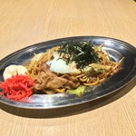 昔ながらのソース焼きそば (温玉のせ)