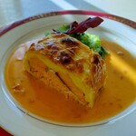 カフェ＆レストラン ヒルトップ - 本日のランチ(お魚)はサーモンのパイ包み焼きトマトクリームソース