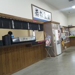 若松食堂 - 海鮮丼はこちらで受け取ります。その他は奥のほう。