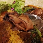 SPICY CURRY 魯珈 - 牡蠣と春菊のカレー