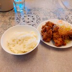 台湾料理 群ちゃん - 唐揚げ定食のライスと唐揚げ
