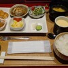 廣島酒処 じょうや - 日替り定食(税込800円)
①若鶏ソテー
②若鶏煮つくね
③かいわれ大根胡麻ドレサラダ
④鮪赤身醤油ヅケ&鰤醤油ヅケ
⑤マカロニ&玉子サラダ
⑥茶碗蒸し
⑦お吸い物
⑧お漬け物
⑨白ご飯
⑩胡麻餡団子