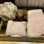 中華蕎麦 とみ田 - TOKYO-Xモモ醤油煮、内モモ低温調理、肉付軟骨、焼売