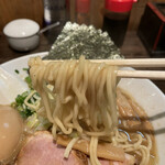 吉田食堂 - やや細めの中太麺
