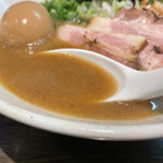 吉田食堂 - 煮干し強めの豚骨魚介スープ