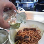 濃厚魚介らぅ麺 純 - お酢を掛けると味がマイルドになって食べやすい