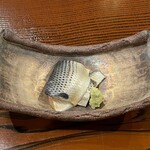 勢麟 - 首折り神経〆小鰭の笹漬け