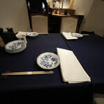 PENTHOUSE GINZA hanare: - 紺色のテーブルクロスが空間を引き締めます。