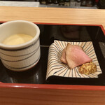 Oshimono Tsuki - お通し　玉蜀黍の茶碗蒸し　ローストビーフ