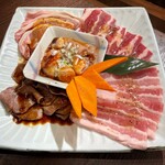 takujouremonsawa-senkyuuhyakuhachijuuenzempintabehoudaiushiwakamaru - はじめに出てくる焼肉セット［牛カルビ、タン、豚ハラミ、ロース、ミノ］（３人前）