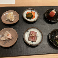 肉亭ふたご iki 本郷三丁目店 - 前菜六種盛り合わせ