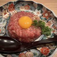 肉亭ふたご iki 本郷三丁目店 - 粋なユッケ