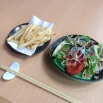 Hakata Teppan Jun - ランチで出てきたポテトとサラダ