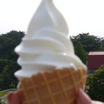 六甲山牧場 - チーズ入りソフトクリームをいただきました♪