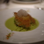 ラ・ロシェル - 帆立貝によもぎ草を詰めキャベツで包み、小エビとグリンピースのブイヨンで共に