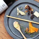 Cheese sommelier's carefully selected cheese platter