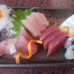 はな屋 - マグロはメバチ、キハダ、ビンナガの３種。それに鰆と烏賊。