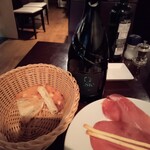 イングレッソ - グラスワインのボトル、パン