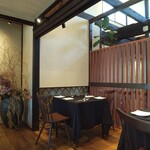 cafe Ondo - 黒いテーブルクロスやドライフラワーがシック