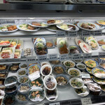 Sakaeshokudou - 色んな惣菜が並んでます。