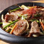 牛肉和蔬菜的铁板韩式寿喜锅