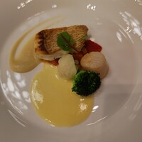 メインダイニングルーム 三笠 - 伝説の銀器で優雅なディナー       本日の魚のポワレ 帆立貝柱添え ブールブランソース