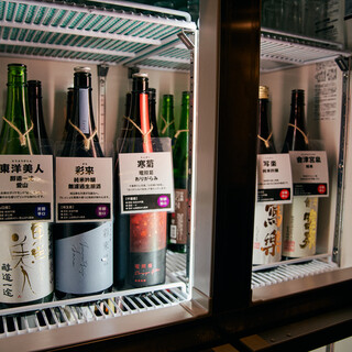 There is a self-service sake showcase right next door! A special seat for Japanese sake lovers ◎