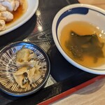 餃子販売所 新宿小滝橋通りいち五郎 - 定食の漬物とスープ