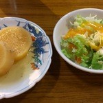 Tsuchiura Uoichiba - セルフサービスの大根煮とサラダ