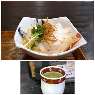 Teuchi Soba Ichinoume - ◆大根サラダとそば茶。