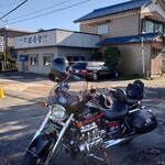 弓田食堂 - 外観も　えっ？て云う位オシャレ感も無い立喰いそば屋みたいな外観ですが、お客は開店から引っ切り無し!