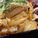 弓田食堂 - 厚さ4cm位　　衣取ったら肉の塊ですね！下には炒め玉ねぎがびっしり