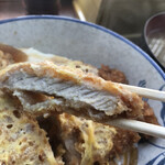 日本ばし - かつ丼そばセット・冷たいそば（1,050円）　かつの断面