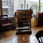 宮越屋珈琲 - 2階に置かれた昔の焙煎機