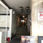 道頓堀 あかい - 建物の中に、入って行くよ　※お店は1階、左側